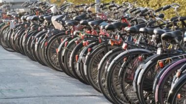 Amsterdam, Hollanda - 21 Nisan 2019: Bisiklet ler için otopark. Birçok farklı bisiklet özel otoparklarda bir sokakta park. Ülkede bisiklet aşırı sorunu