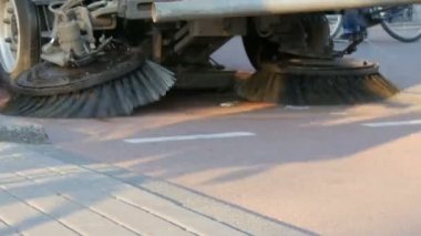 Amsterdam, Hollanda - 21 Nisan 2019: Özel temizlik makinesi sokak çöplerini temizliyor. Şehir servisi. Sokak süpürme makinesi