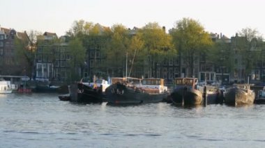 Amsterdam kanalları, hangi tekneler demirlemiş. Hollanda'nın başkentiotantik Hollanda evleri ve sokakları