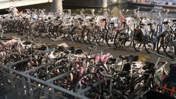 Amsterdam, Nederland-21 april 2019: fietsenstalling. Veel verschillende fietsen geparkeerd op een straat op speciale parkeerplaatsen. Het probleem van de fiets overbelasting in het land — Stockvideo