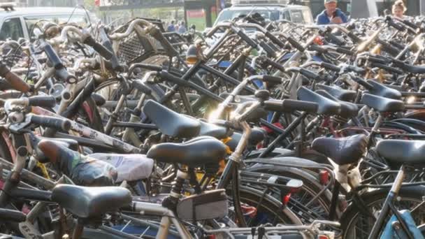 Amsterdam, Nederland-21 april 2019: fietsenstalling. Veel verschillende fietsen geparkeerd op een straat op speciale parkeerplaatsen. Het probleem van de fiets overbelasting in het land — Stockvideo