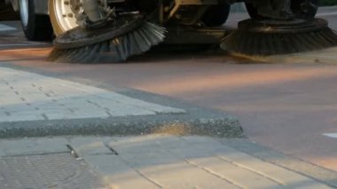 Amsterdam, Hollanda - 21 Nisan 2019: Özel temizlik makinesi sokak çöplerini temizliyor. Şehir servisi. Sokak süpürme makinesi