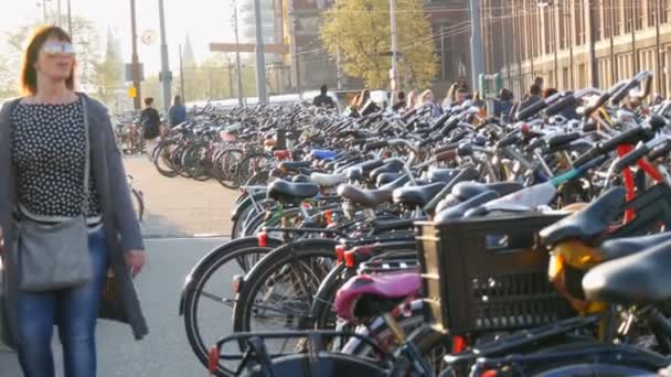 Amsterdão, Holanda - 21 de abril de 2019: Estacionamento para bicicletas. Muitas bicicletas diferentes estacionadas em uma rua em estacionamentos especiais. O problema da sobrecarga de bicicletas no país — Vídeo de Stock