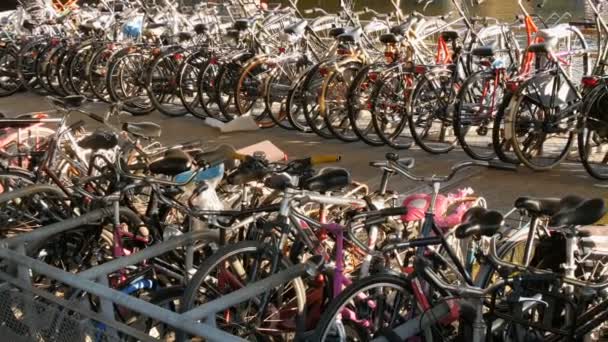 Amsterdam, Nederland-21 april 2019: fietsenstalling. Veel verschillende fietsen geparkeerd op een straat op speciale parkeerplaatsen. Het probleem van de fiets overbelasting in het land — Stockvideo