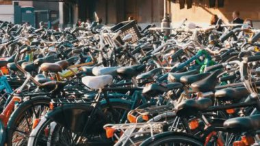 Amsterdam, Hollanda - 21 Nisan 2019: Bisiklet ler için otopark. Birçok farklı bisiklet özel otoparklarda bir sokakta park. Ülkede bisiklet aşırı sorunu