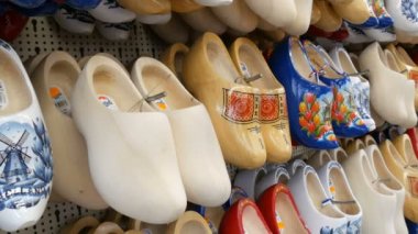 Amsterdam, Hollanda - 23 Nisan 2019: Hollanda geleneksel ahşap ayakkabı, Hollanda takunyaları, hediyelik eşya dükkanında satılık Hollanda sembolü ile sayaç