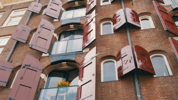 Holland casas nacionais em Amsterdã com paredes estreitas e janelas com persianas — Vídeo de Stock