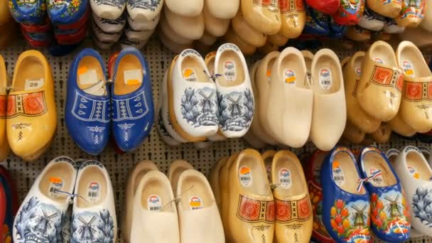 Amsterdam, Países Bajos - 23 de abril de 2019: Contador con zapatos de madera tradicionales holandeses, zuecos holandeses, símbolo de Países Bajos para la venta en la tienda de recuerdos — Vídeo de stock