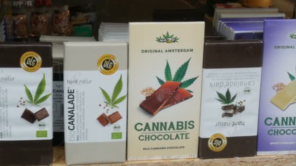 Amsterdam, Paesi Bassi - 23 aprile 2019: Negozio di controsoffitto con varietà di cioccolato mescolato con cannabis. marijuana medica. Souvenir olandesi — Video Stock