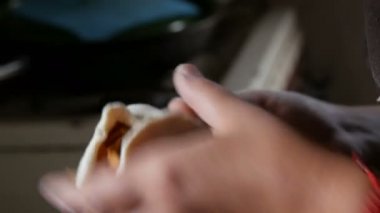 Kadın eli hamurdan Ukrayna ulusal hamur köftesi yapar. Ev yapımı pişirme.