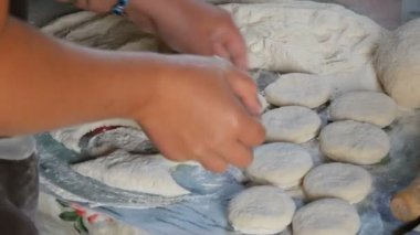 Kadın eli hamurdan Ukrayna ulusal hamur köftesi yapar. Ev yapımı pişirme.
