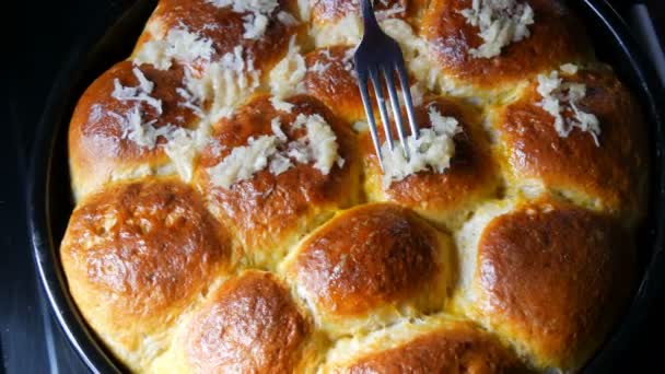 Frisch gebackener Brotteig auf Backblech nur aus dem Ofen. Heißer Dampf auf ukrainischen Nationalknödel mit Knoblauch. hausgemachtes Backen — Stockvideo