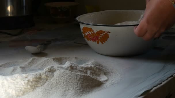 Las manos de una mujer joven mezclan los ingredientes en un tazón para la masa futura en la cocina vintage casera en el pueblo — Vídeos de Stock