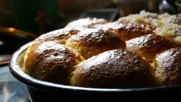 Un cepillo de cocina de silicona especial engrasa el huevo con una deliciosa masa recién horneada en una bandeja para hornear solo del horno. Donuts nacionales ucranianos para hornear con ajo y vapor caliente — Vídeos de Stock