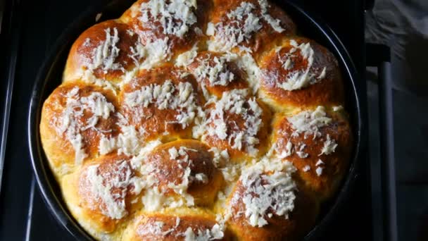 Frisch gebackener, schmackhafter Brotteig auf einem Backblech nur aus dem Ofen. Ukrainische nationale Backknödel mit Knoblauch und heißem Dampf — Stockvideo