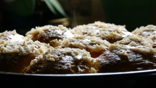 Pasta arrosto appena cotta, saporita su un foglio di cottura al forno solo da forno. Ravioli da forno nazionali ucraini con aglio e vapore caldo — Video Stock