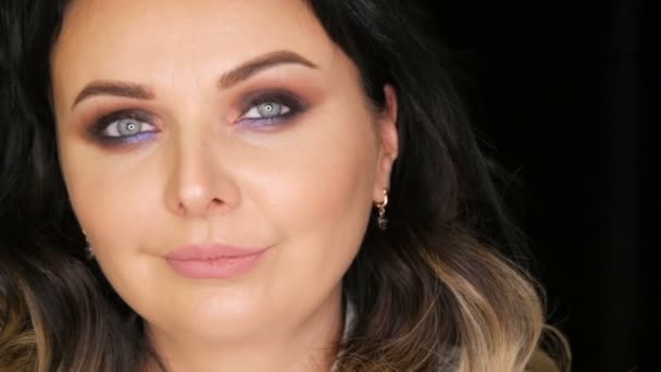 Schöne junge Frau mit langen Haarverlängerungen gefärbt schwarz-weiß ombre und schöne helle Abend professionelles Make-up rauchige Augen posieren vor der Kamera — Stockvideo