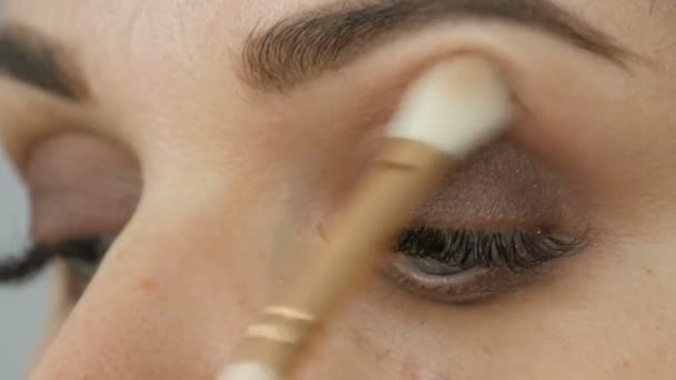 Cepillo especial para aplicar la sombra de ojos y el primer plano de los ojos. Maquillaje profesional brillante del ojo de la noche, sombra de ojos y ceja — Vídeos de Stock