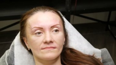 Kırk genç kadın kaş düzeltme işleminden sonra güzellik stüdyosunda. Yeni kaş şekli. Mikro patinaj, dövme, kalıcı makyaj, barut püskürtme. Kozmetolojide yeni teknolojiler