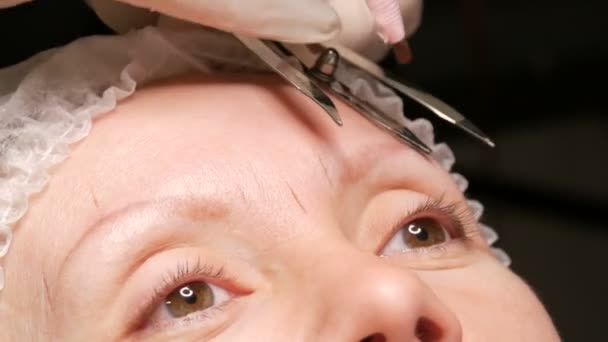 眉、コンパスの形状の正しい測定のための特別なデバイス。美容師は古い色あせた入れ墨のクライアントのための眉毛の新しい形を作ります。化粧品学の新技術 — ストック動画