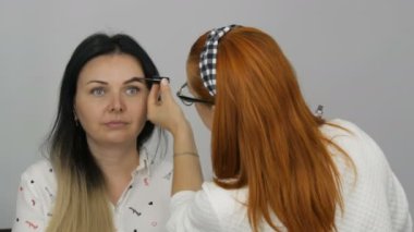 Özel kaş ve göz farı kullanarak kaş düzeltmesi. Makyaj sanatçısı güzel bir modele makyaj yapar. Profesyonel yüksek moda.