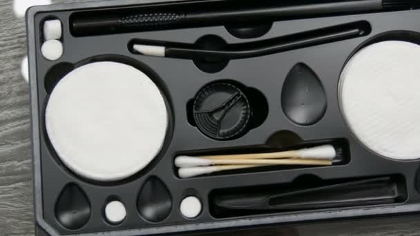 Un set per il trucco permanente della correzione del sopracciglio in cui ci sono tutti gli strumenti per microblading sopracciglia, pinze, spugne di cotone, penna speciale . — Video Stock
