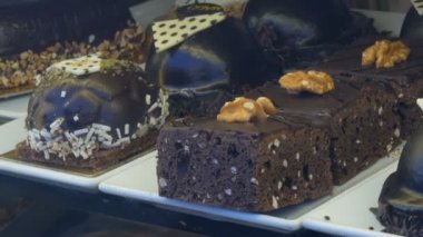 İstanbul, Türkiye - 11 Haziran 2019: Pasta ve kekler pahalı hamur işleri ve şekerci tezgahında tasarlandı