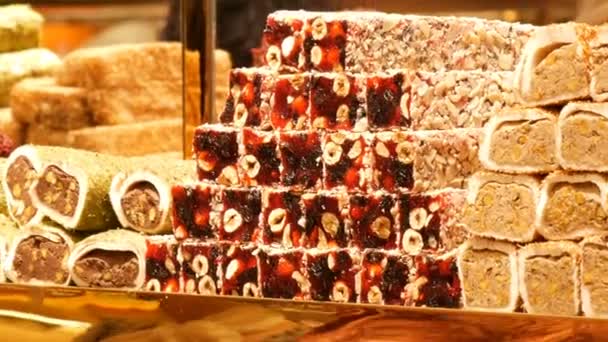 Tatlı olarak Türk lokumu. Lokum yemeği İstanbul gıda mağazasında satılıyor. Geleneksel tatlı lokum. Bir sürü doğulu tatlı, tezgahta çeşitli dolgular bulunan Türk lokumu. — Stok video
