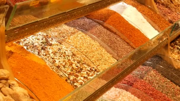 Gran variedad de especias y té en el mostrador del mercado árabe o turco — Vídeo de stock