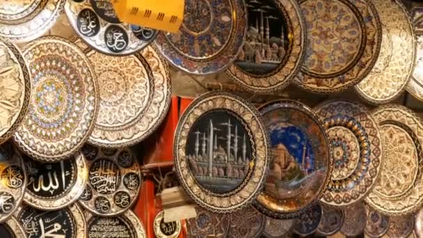 İstanbul, Türkiye - 11 Haziran 2019: Süslü Türk hatıraları ve ulusal motifli çizimler. Grand Bazaar 'da geleneksel renkli tabaklar. Türkçe yazı — Stok video