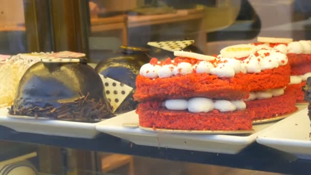 Estambul, Turquía - 11 de junio de 2019: Pasteles y pasteles de diseño en el mostrador de la costosa tienda de pasteles y dulces — Vídeo de stock