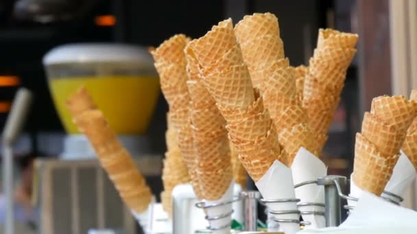 Istambul, Turquia - 12 de junho de 2019: Um vendedor de sorvete no quiosque de rua dá uma xícara de waffle com sorvete de chocolate a um comprador. Conceito de humor de verão. Venda de sorvete em um copo de waffle — Vídeo de Stock