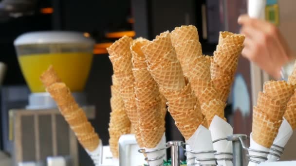 Estambul, Turquía - 12 de junio de 2019: Un vendedor de helados en el quiosco de la calle le da una taza de waffle con helado rojo a un comprador. Concepto de humor veraniego. Venta de helados en una taza de gofres — Vídeos de Stock