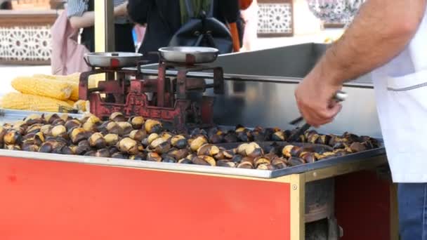 Istanbul, Turkije - 12 juni 2019: Geroosterde kastanjes op straat. Straat eten, de hete gekookte kastanjes — Stockvideo