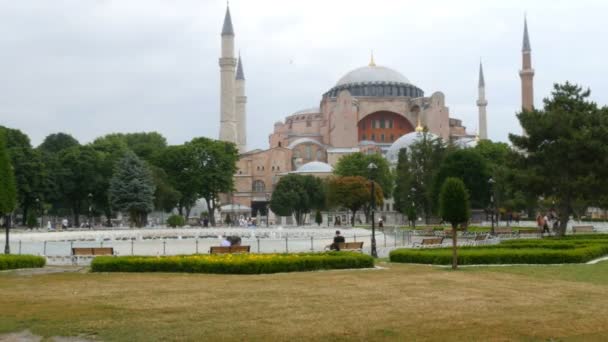Ansicht der weltberühmten Hagia Sophia in Istanbul, Türkei. das religiöse Zentrum vieler Religionen — Stockvideo