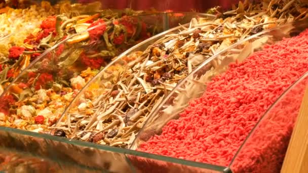 Grande variedade de especiarias e chá no balcão do mercado árabe ou turco — Vídeo de Stock
