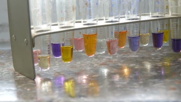 Tubos de ensayo coloreados en laboratorio en una ventana vieja con alféizar de ventana de mármol . — Vídeo de stock