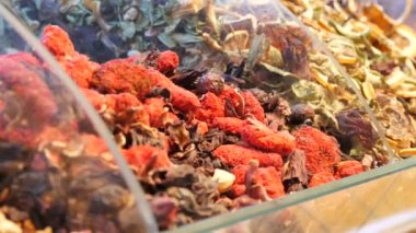 Türk pazarının tezgahında çeşitli çaylar. Arap çayı. Kurumuş çiçek tomurcukları ve yaprakları gelecekteki çay partisi için.