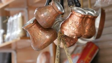 Türk pazarının tezgahında kahve yapmak için çeşitli bakır Türkler