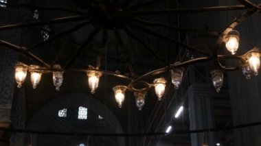 Türkiye 'nin İstanbul kentindeki dünyaca ünlü mavi camiinin tavan avizesinde bulunan eski antika lambaların içi