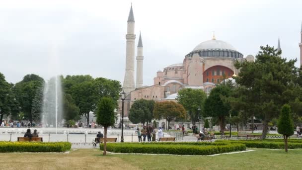 Una bella fontana presso la famosa Hagia Sophia di Istanbul, in Turchia. Storia di Costantinopoli e religioni — Video Stock
