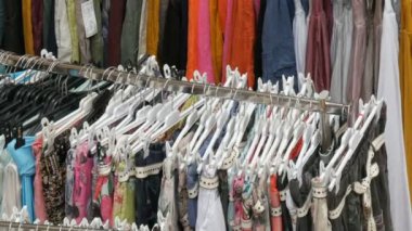 İstanbul, Türkiye - 12 Haziran 2019: Bir giyim mağazasında askılarda asılı çeşitli kadın kıyafetleri sıraları