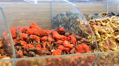 Türk pazarının tezgahında çeşitli çaylar. Arap çayı. Kurumuş çiçek tomurcukları ve yaprakları gelecekteki çay partisi için.