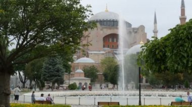 İstanbul, Türkiye 'deki dünyaca ünlü Ayasofya' da güzel bir çeşme. İstanbul tarihi ve dinleri