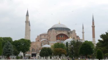 İstanbul, Türkiye 'de martıların uçtuğu Ayasofya manzarası. Dünyanın çeşitli dinlerinin tarihi tapınağı. Kostantinopol tarihi, turist grupları etrafta dolaşıyor