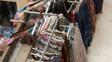 İstanbul, Türkiye - 12 Haziran 2019: Bir giyim mağazasında askılarda asılı çeşitli kadın kıyafetleri sıraları