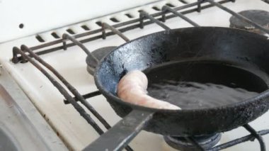 Kalın ve lezzetli taze sosisler ev mutfağında tavada kızartılıyor. Kızarmış et ürünleri bira için sosis yapıyor. Beyaz Münih veya Bavyera sosisleri sıcak tavaya konur