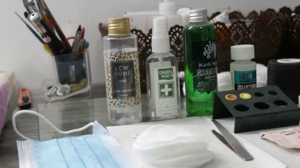 Kamenskoye, Ucrania - 4 de junio de 2020: Herramientas especiales y cosméticos médicos para el procedimiento moderno de maquillaje permanente del tatuaje de labios y cejas. Microblading en un salón médico con una máquina del tatuaje . — Vídeos de Stock