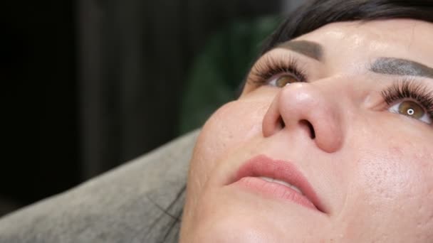 Preparazione per il trucco permanente delle labbra. Il volto di una giovane donna con le labbra non tatuate . — Video Stock