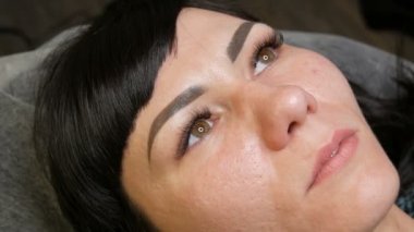 Kalıcı dudak makyajı için hazırlık. Dudakları dövmeli olmayan genç bir kadının yüzü..